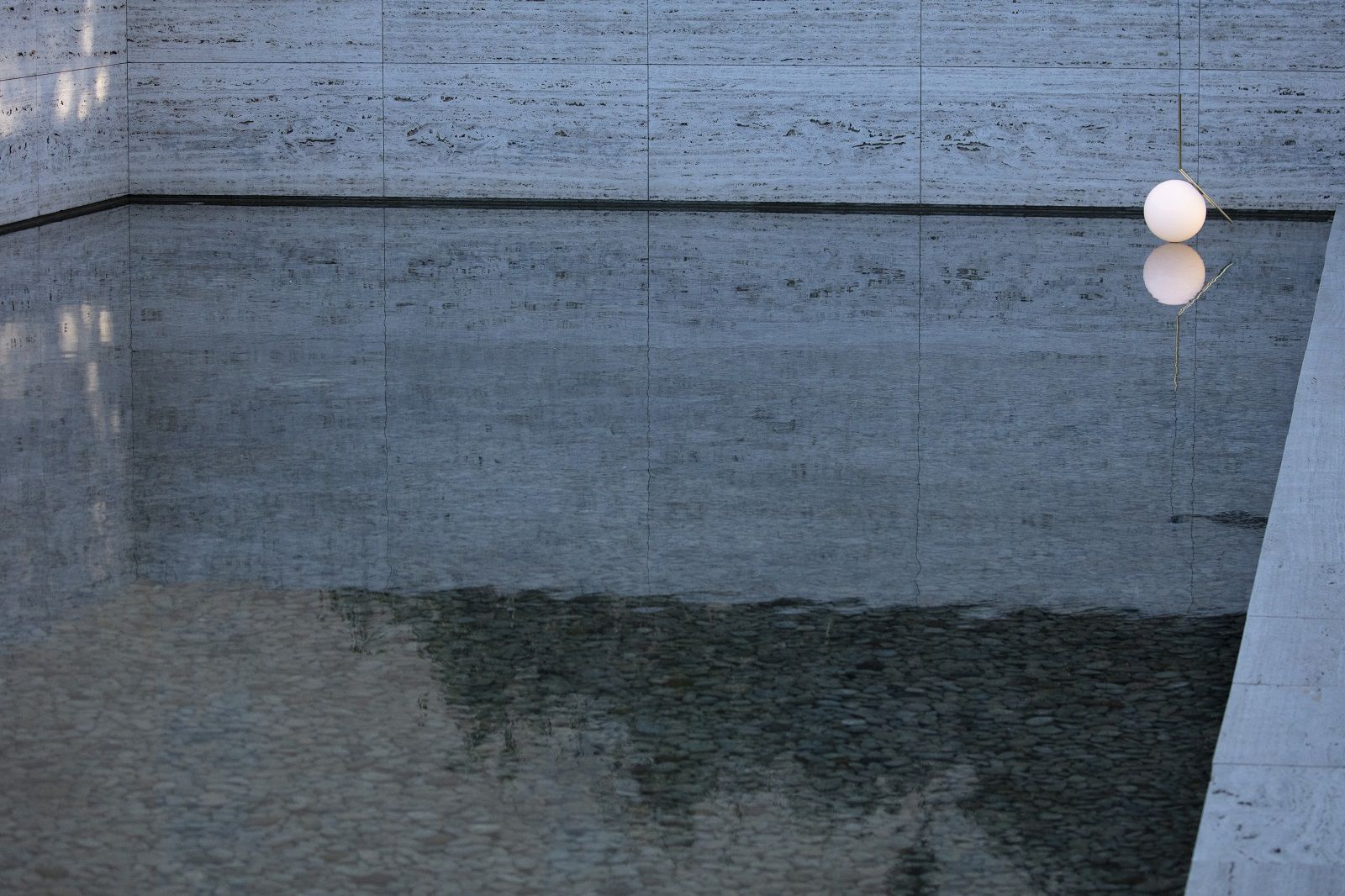 IC S2 Hängeleuchte von Flos, LIMITED EDITION. Goldene Pendelleuchte mit runder, weißer Glaskugel.