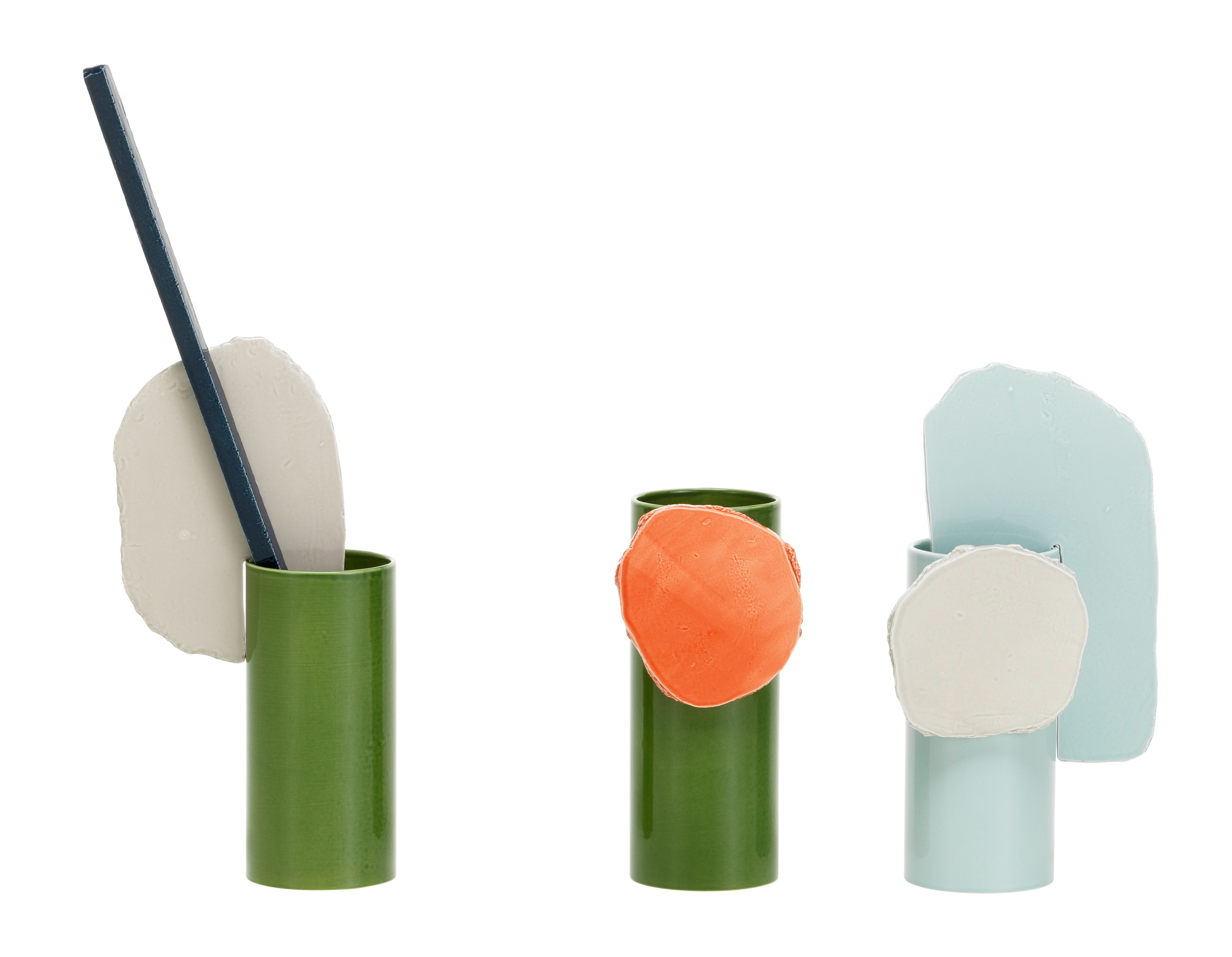 Vitra Découpage Vasen Set "Feuille": Drei moderne Keramikvasen in Grün und Pastelltönen mit abstrakten Dekorelementen.