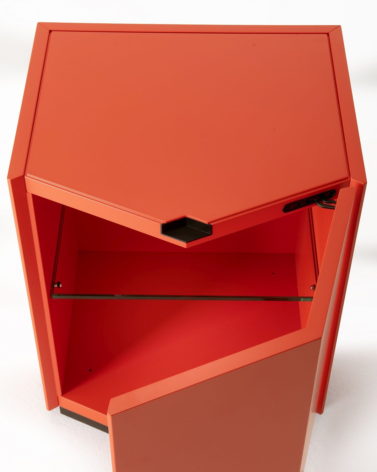 Zanotta Nachttisch Z24 Nightstand 728 in Orange mit offener Tür und Glasboden, Innenansicht.