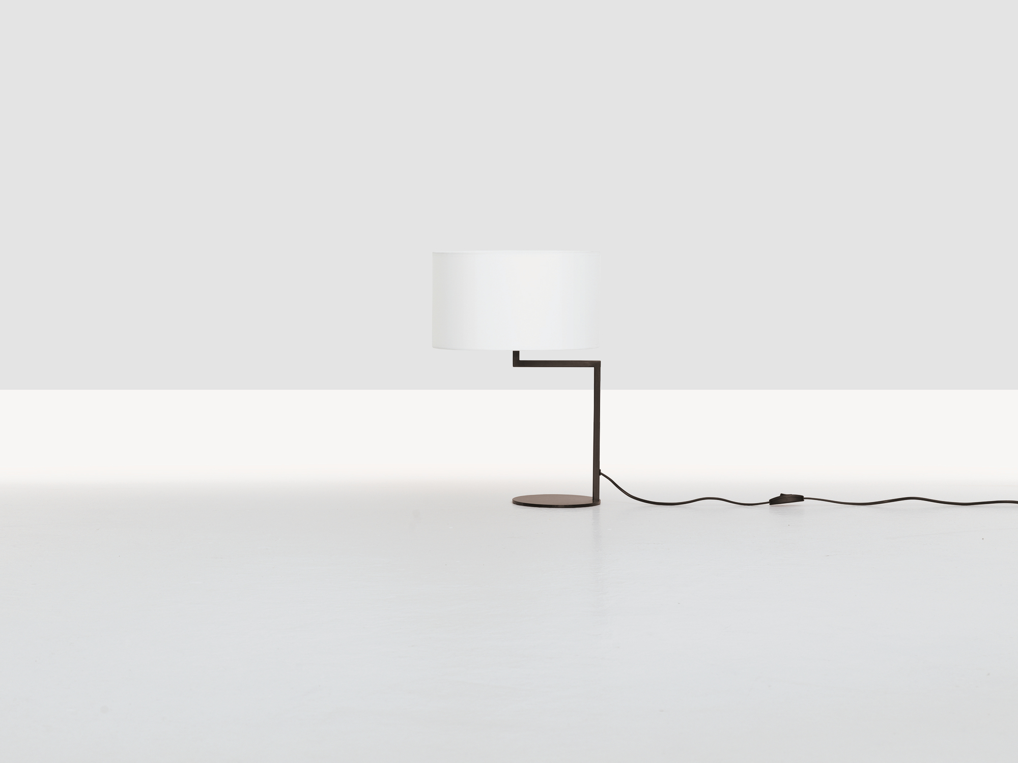 Neat Noon Tischleuchte Weiß: Moderne Tischlampe mit weißem Lampenschirm und dunklem Gestell.