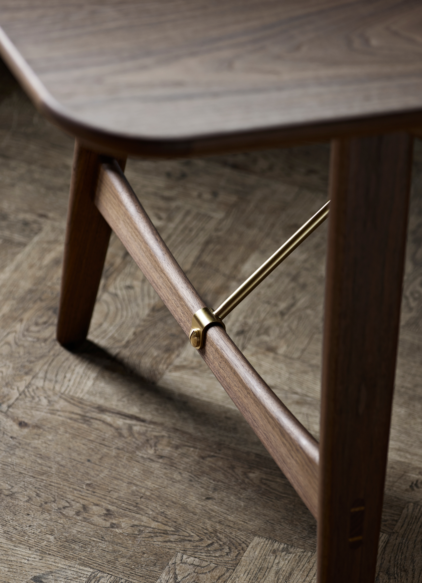 Detailaufnahme des geölten Hunting Table Tisches von Carl Hansen & Søn, Holz und Messing.