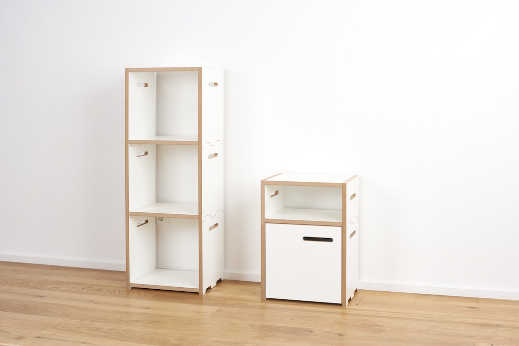Tojo Halbstark Regalsystem: Weißes Regal mit drei Fächern und Anbaumodul mit Tür links.