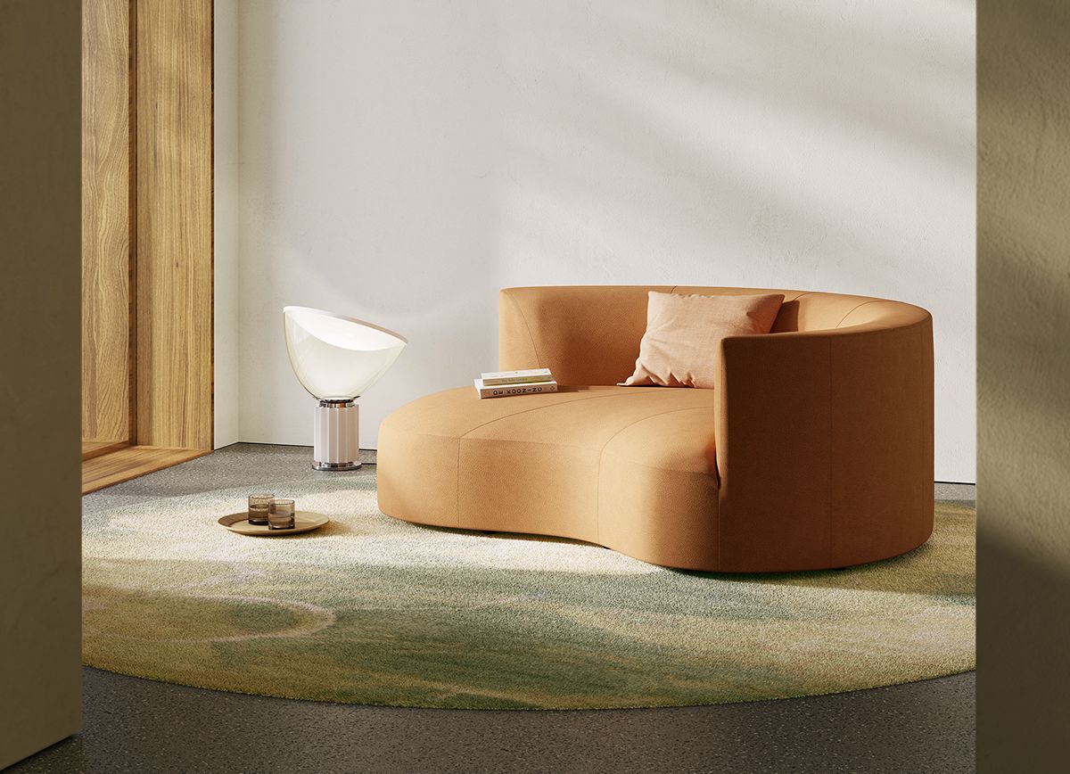 Siwa Récamiere in Beige: Modernes Sofa mit Kissen und Lampe auf gemustertem Teppich.
