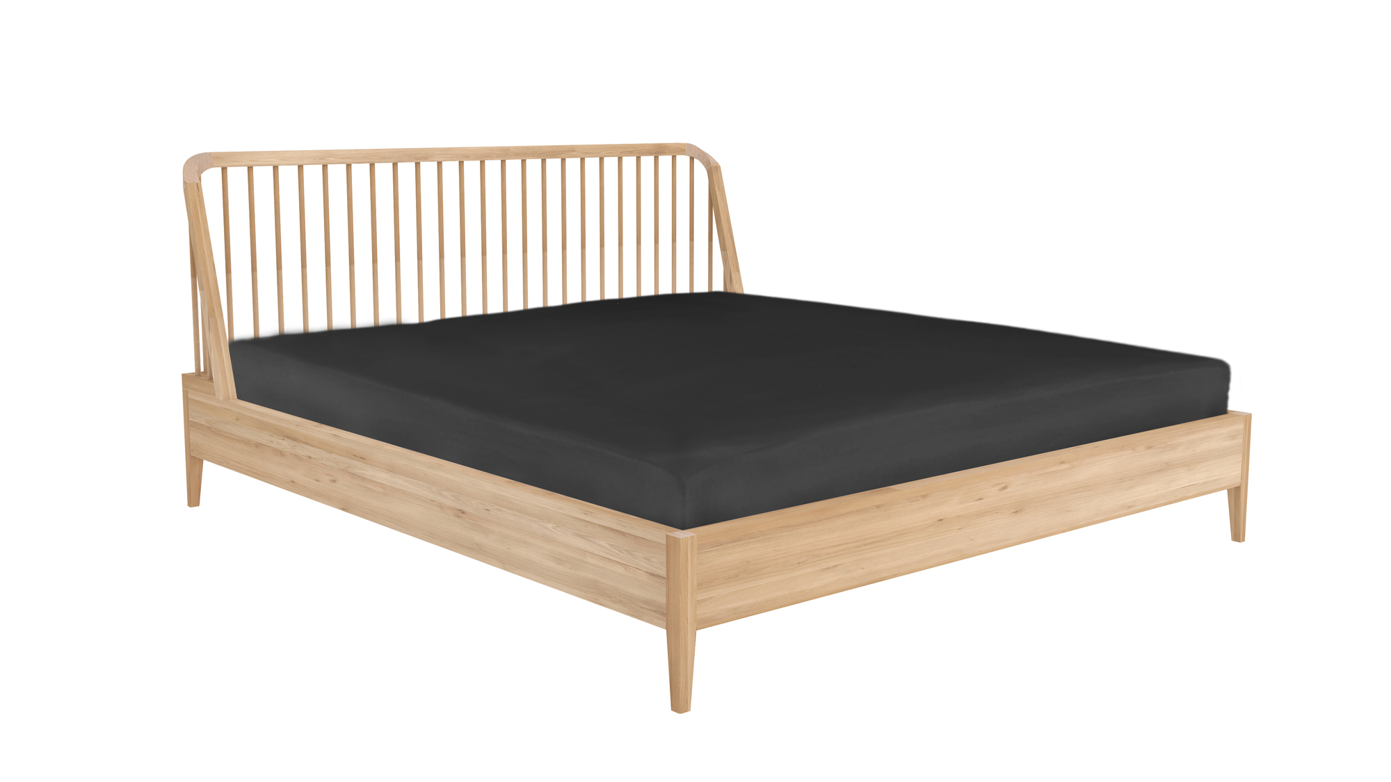 Ethnicraft Spindle Bett aus Eiche mit Lattenrost und schwarzem Bettlaken, modernes Schlafzimmermöbel.