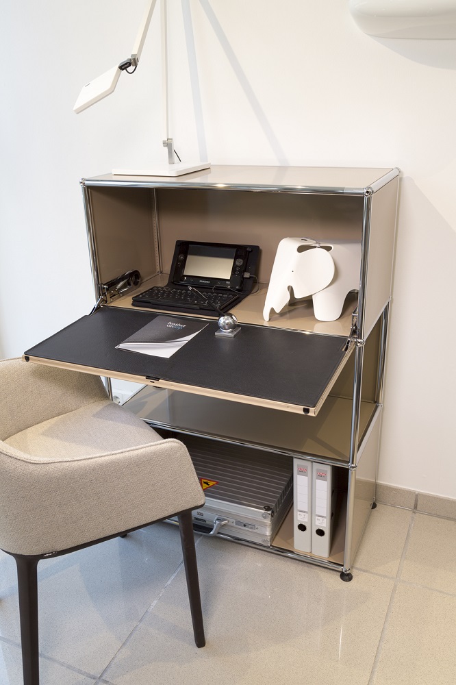 USM Schreibtisch mit Lederauflage "Leather on Top" in Schwarz, mit Schreibtischlampe und Büromaterial.