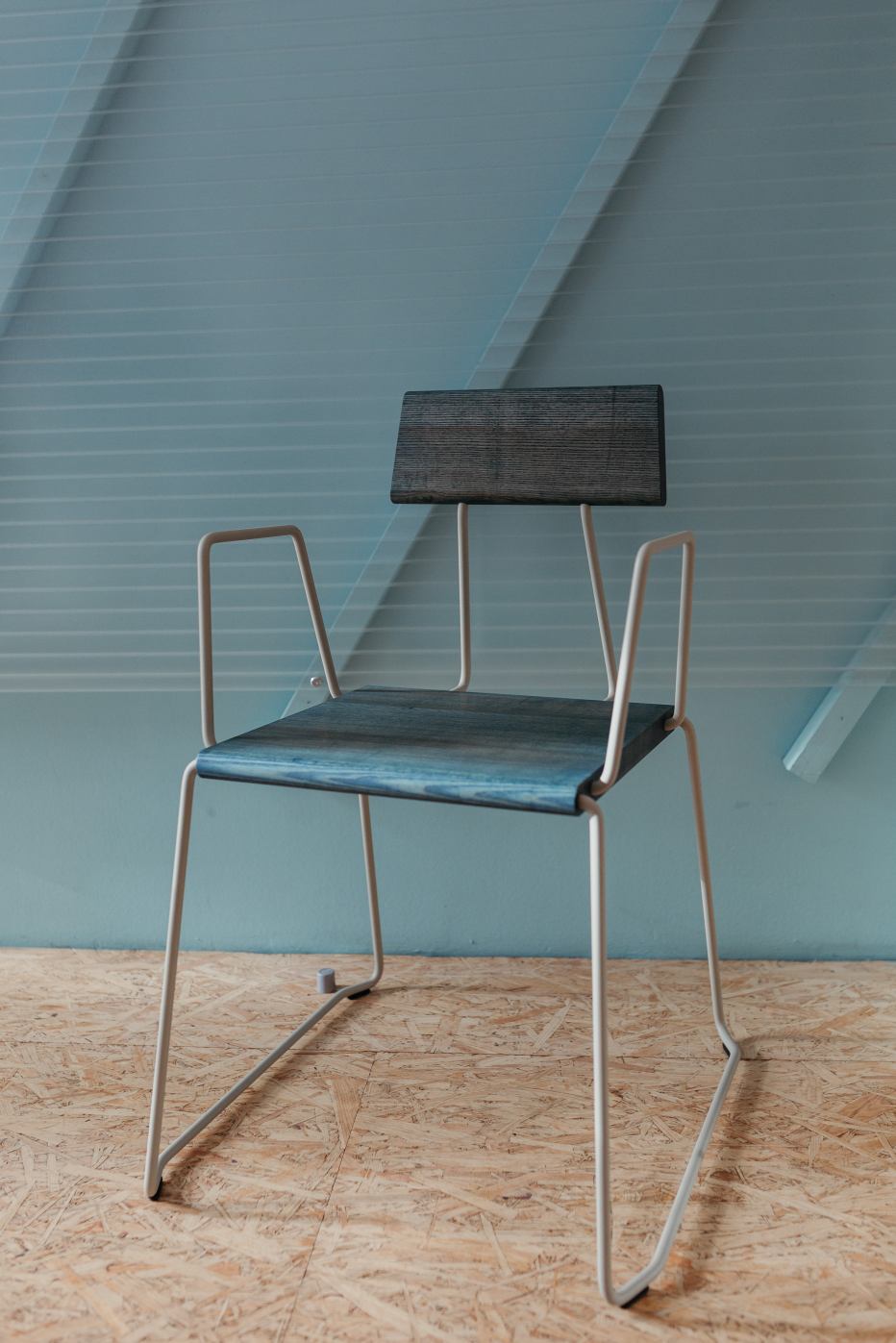 Weißer D:006 Stuhl mit Armlehnen von Fuchs & Habicht, modernes Designmöbel für Wohnzimmer und Büro.