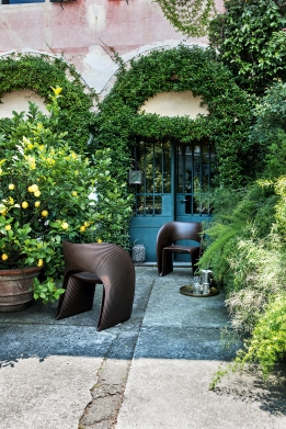 Zwei braune Raviolo Sessel von Magis im Garten, moderne Outdoor Sitzmöbel.