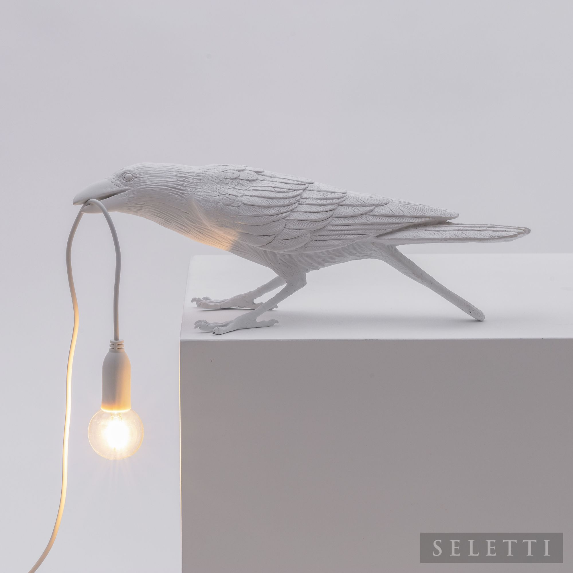 Weiße Bird Lamp Playing von Seletti: Design Leuchte in Vogelform mit Glühbirne.
