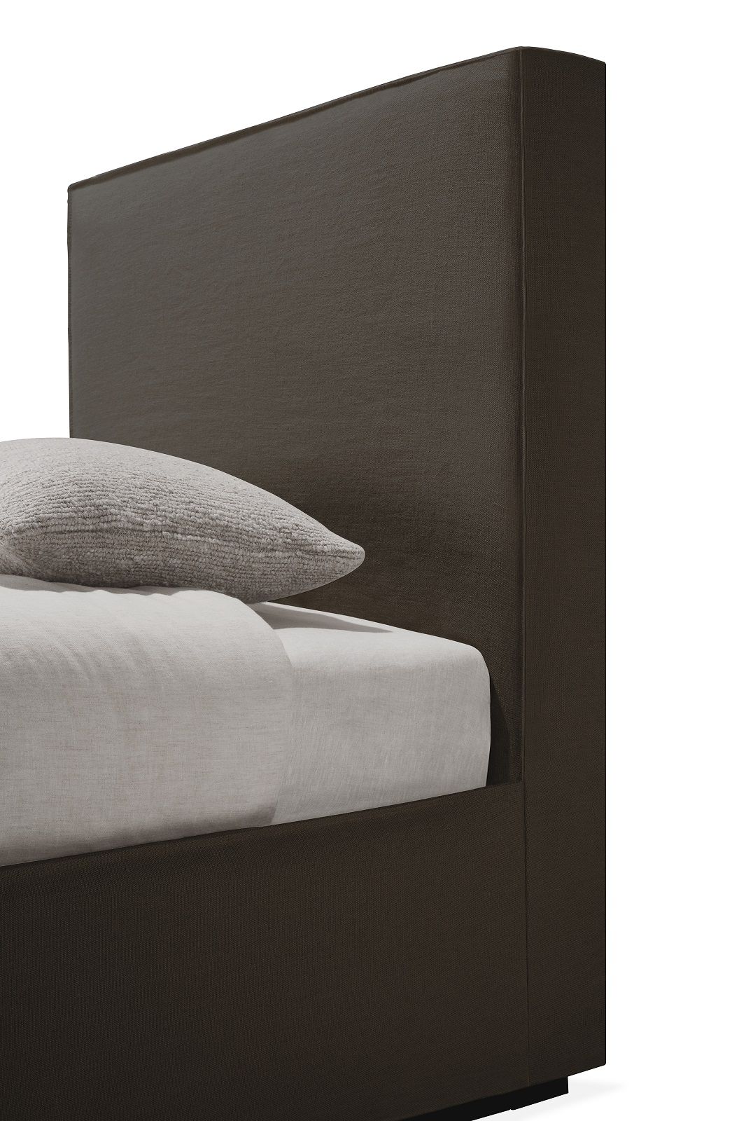 Revive Bett mit Leinenbezug in Grau von Ethnicraft: Detailansicht des modernen Bettes mit Kissen.