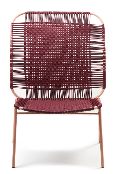 Cielo Lounge Chair in Rot-Pink Sand: Hochwertiger Outdoor Stuhl mit geflochtener Sitzfläche.