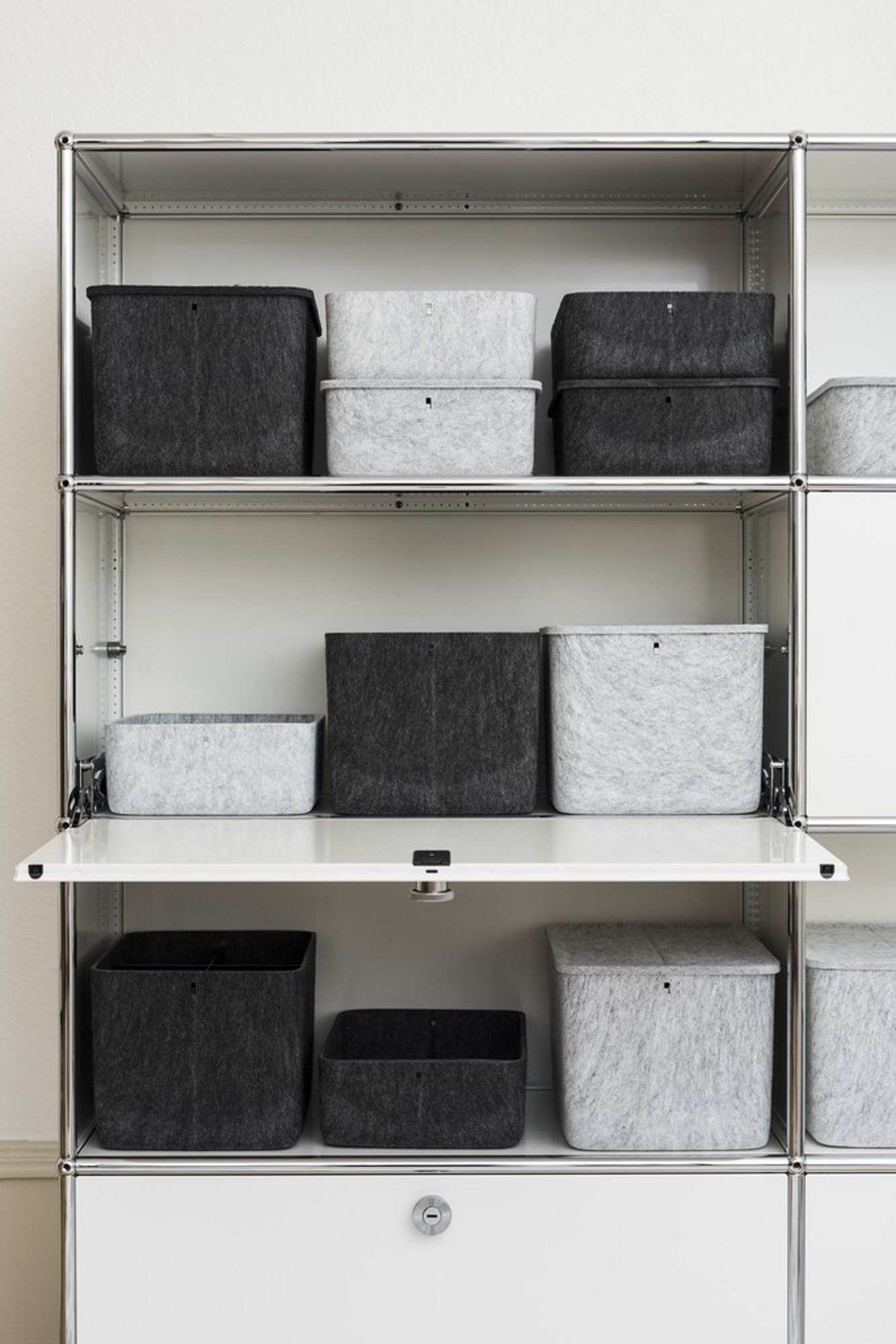 USM Haller Inos Boxen in Grau und Anthrazit im offenen USM Möbel Regal.