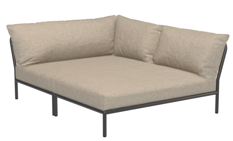 Level 2 Cozy Corner Outdoor Sofa von Houe mit beigen Kissen und schwarzem Rahmen.