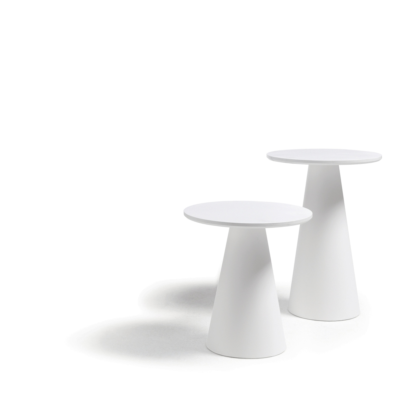 Zwei weiße Conic Beistelltische von Cor in unterschiedlicher Höhe auf weißem Hintergrund.
