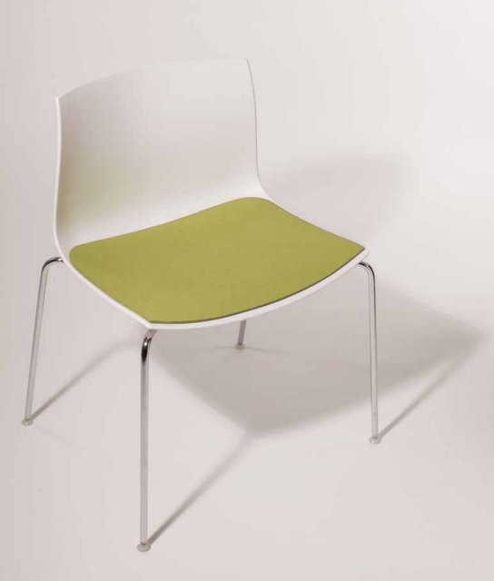 Weiße Catifa 53 Stuhl mit grüner Filz Sitzauflage für mehr Komfort und Stil.