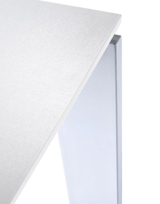 Detailaufnahme des weißen Kartell Tisches: Tischplatte und Bein in modernem Design.