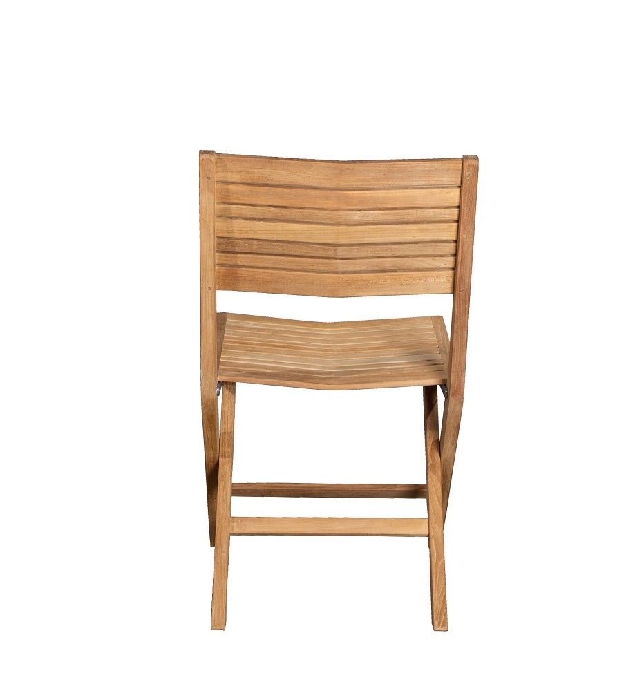 Rückansicht eines Cane-Line Flip Outdoor Stuhls aus Teakholz, klappbar und ideal für Gartenmöbel.