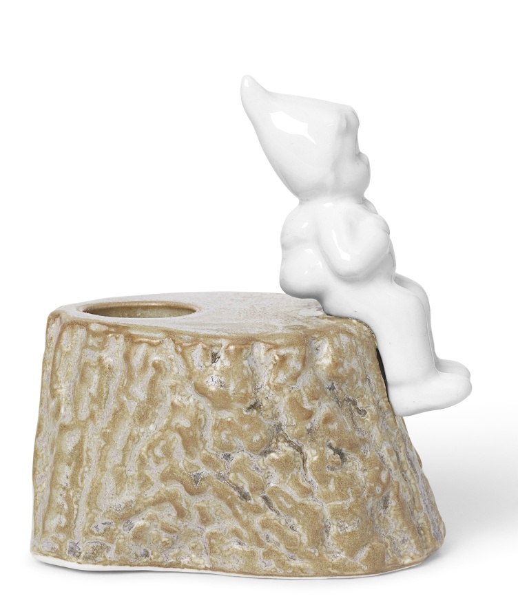 Kähler Christmas Tales Kerzenhalter: Baumstumpf mit weißem, sitzendem Wichtel. Festliche Weihnachtsdekoration für stimmungsvolles Licht.