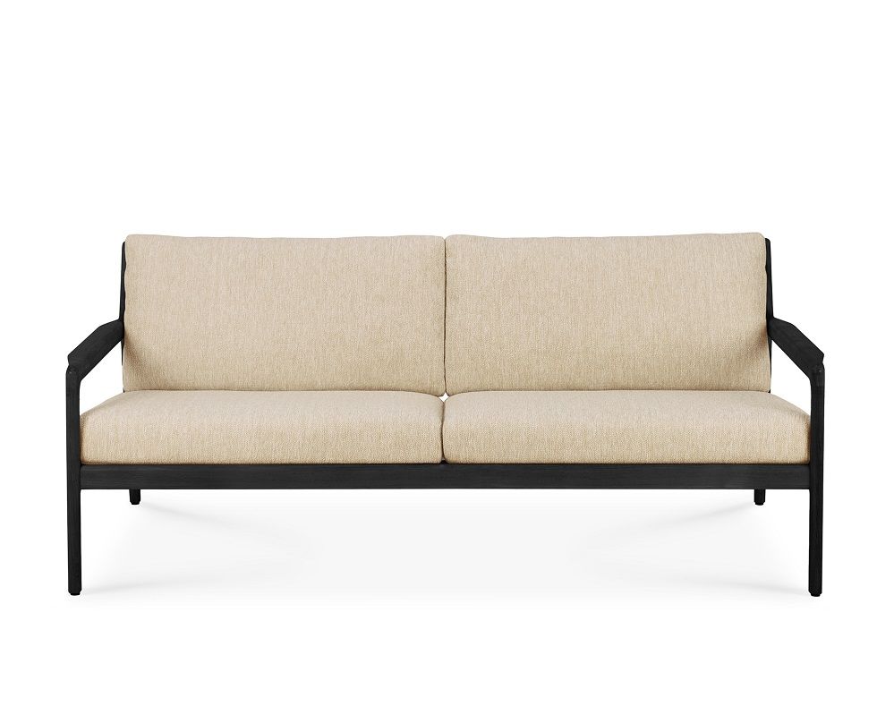 Jack Outdoor Sofa: 2-Sitzer Gartensofa aus Teakholz mit schwarzen Rahmen und naturfarbenen Kissen.