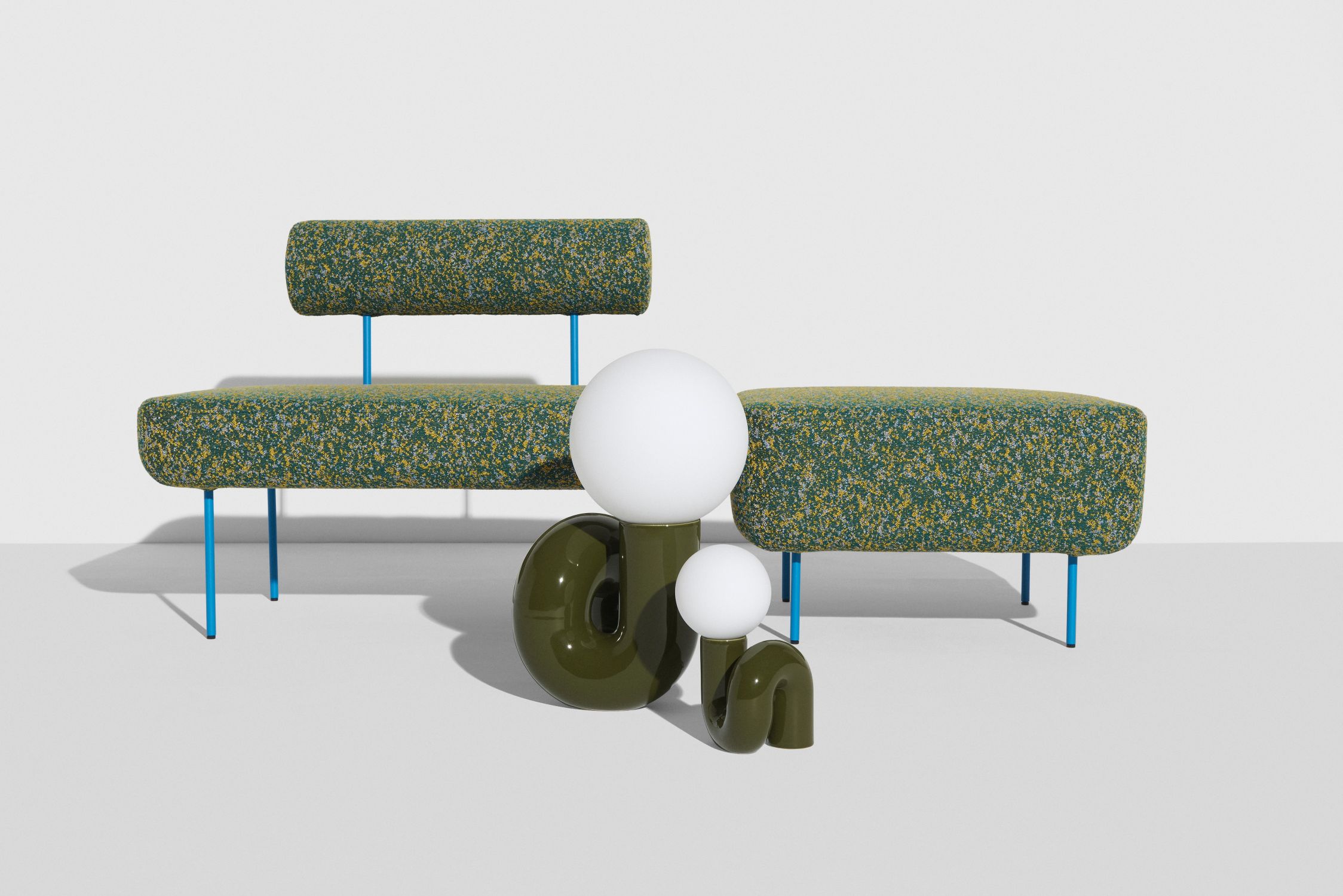 Neotenic Large Table Lamp von Petite Friture: Grüne Design Tischleuchte mit weißen Kugeln.