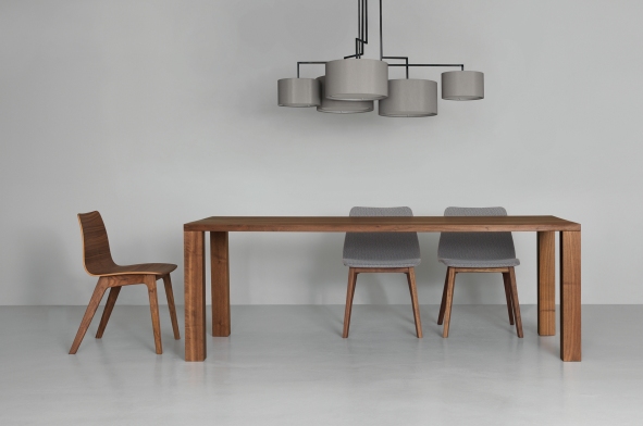 Pjur Esstisch aus Holz mit Stühlen und grauer Lampe für Esszimmer und Küche.