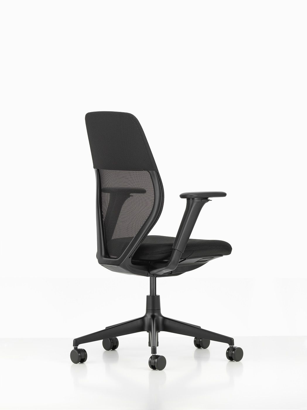 Schwarzer ACX Light Bürodrehstuhl von Vitra mit Netzrücken und Armlehnen, ergonomischer Bürostuhl für das Büro.