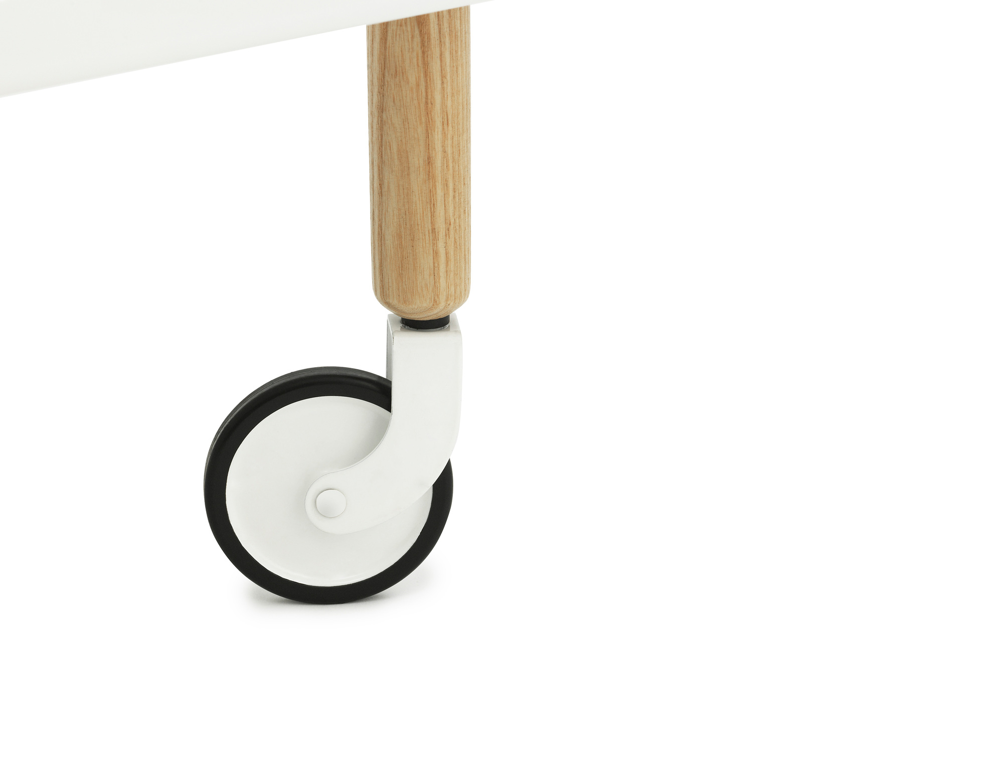 Detailaufnahme: Bein und Rollen des weißen Normann Copenhagen Block Table Servierwagens.