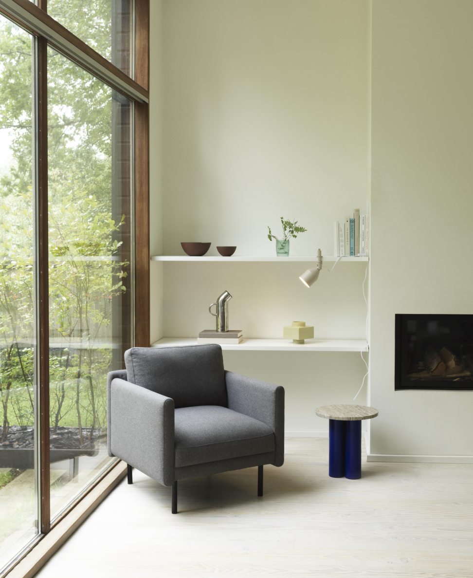 Grauer Rar Lounge Chair Sessel von Normann Copenhagen in modernem Wohnzimmer mit Kamin.