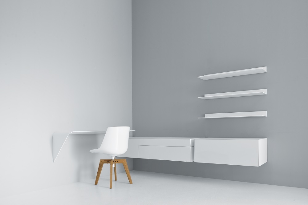 Weißer Mamba Light Wandsekretär mit Ablageflächen und Stuhl, modernes Design für Homeoffice.