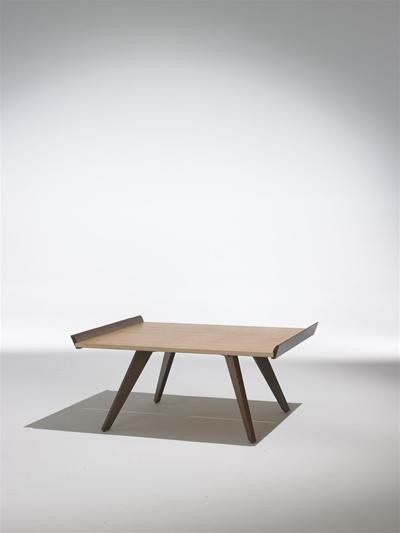 Splay-Leg Tisch von Knoll International: Moderner Beistelltisch mit Holzplatte und ausgestellten Beinen.