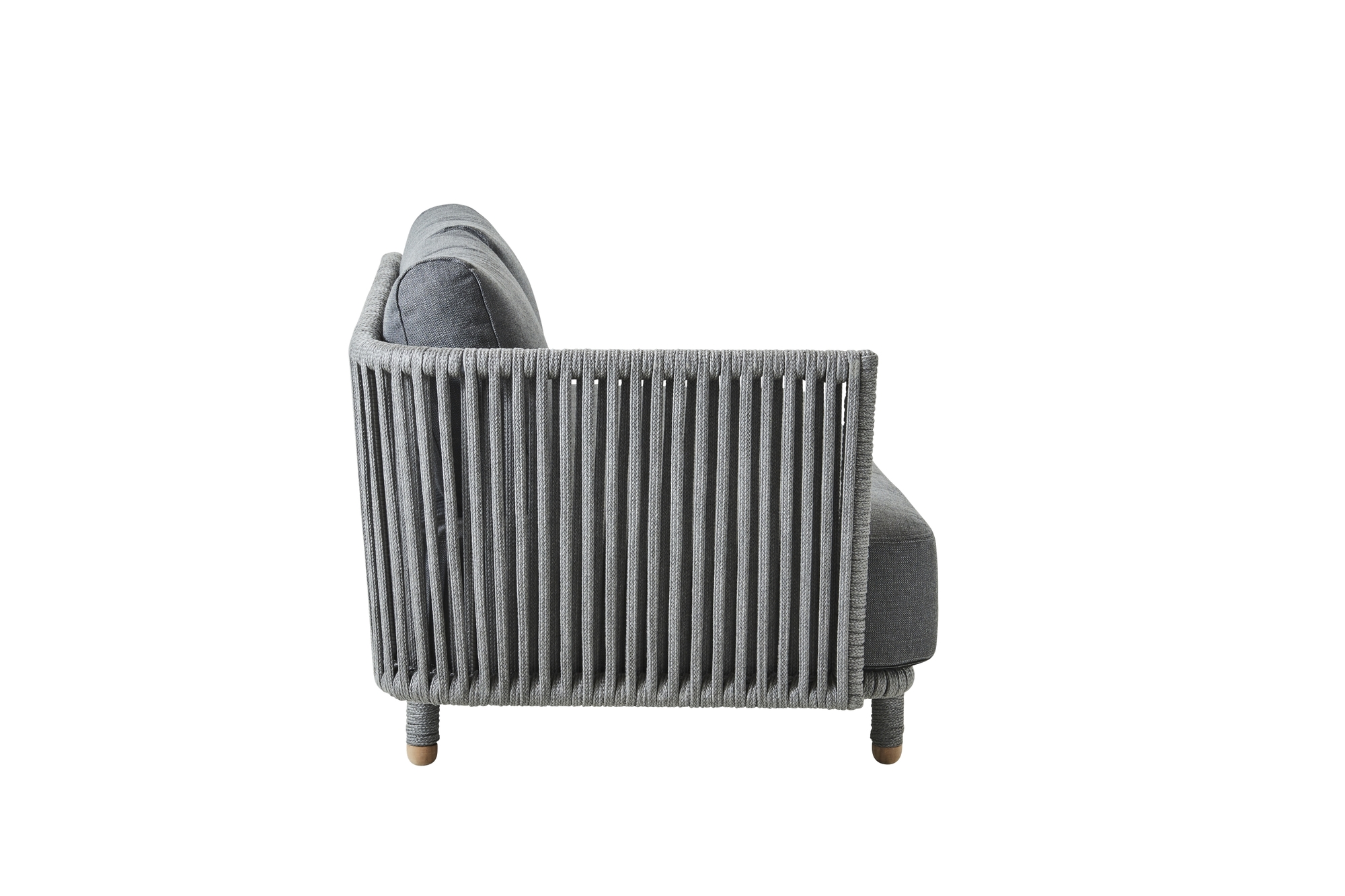 Seitenansicht des grauen Cane-Line Moments Outdoor Sofas mit geflochtenem Seilrahmen und Polsterkissen.