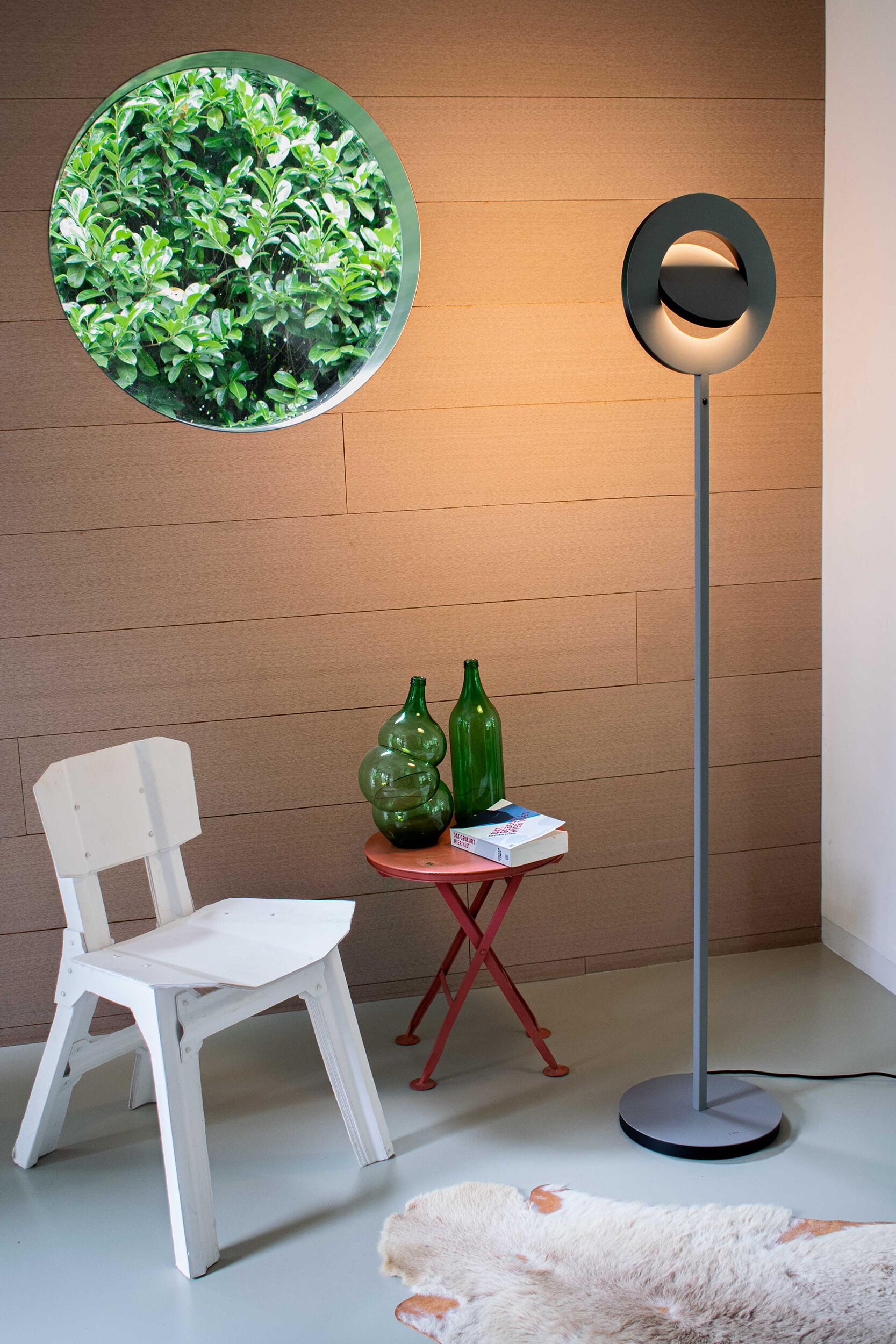 Signum Floor Stehleuchte Japth: Moderne Stehlampe mit kreisförmigem Lampenschirm und warmem Licht im Interieur.