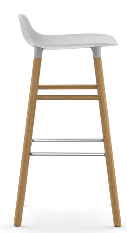Form Barstool Barhocker von Normann Copenhagen, weiße Sitzfläche und Holzbeine, Höhe 75 cm.