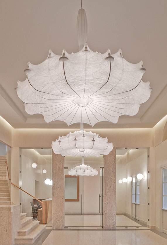 Nahaufnahme der Flos Zeppelin Hängeleuchte, eine große, weiße Designerlampe mit indirektem Licht.