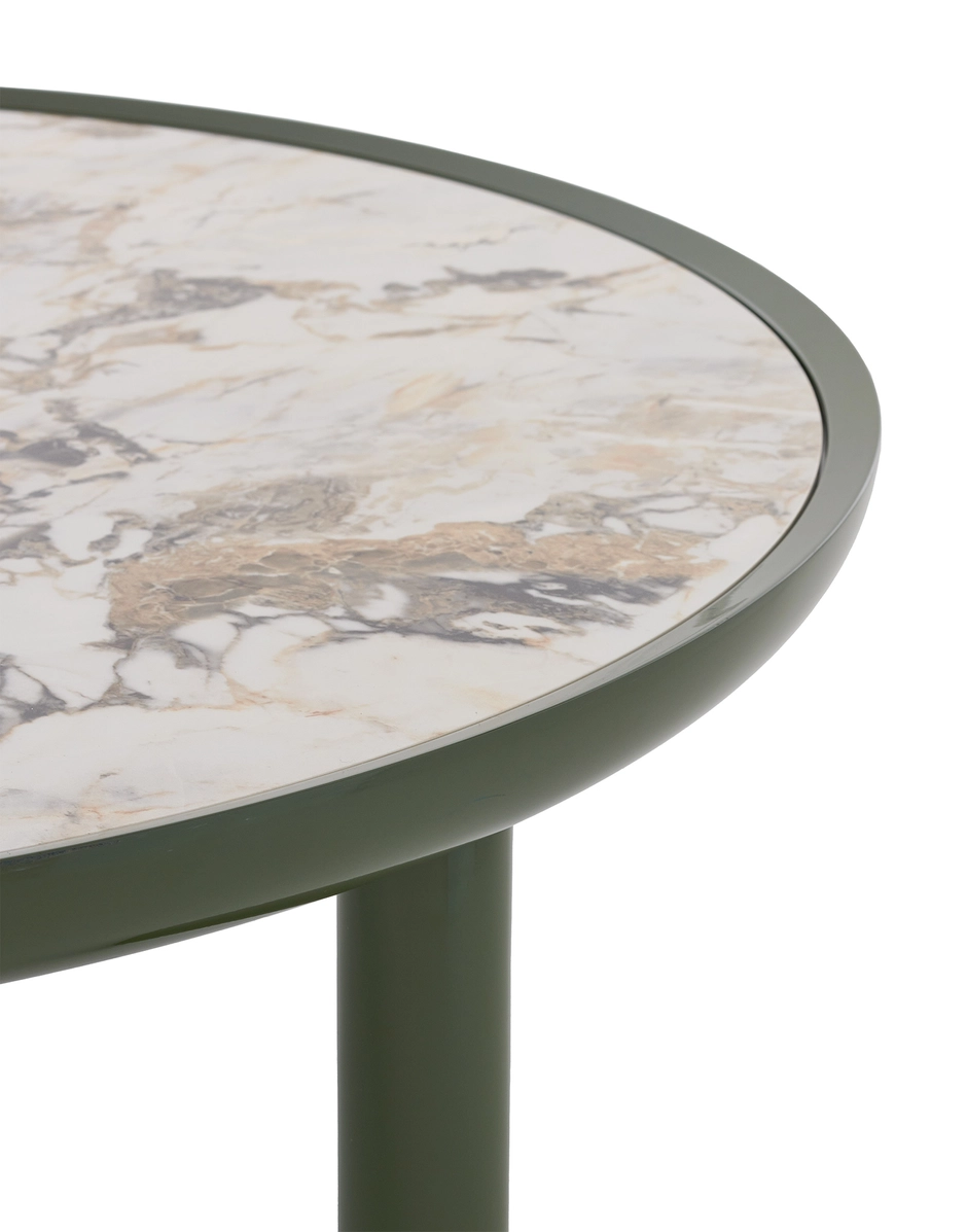 Detailaufnahme: Grüner K-Top Couchtisch von Kartell mit Marmorplatte. Moderner Beistelltisch für Wohnzimmer.