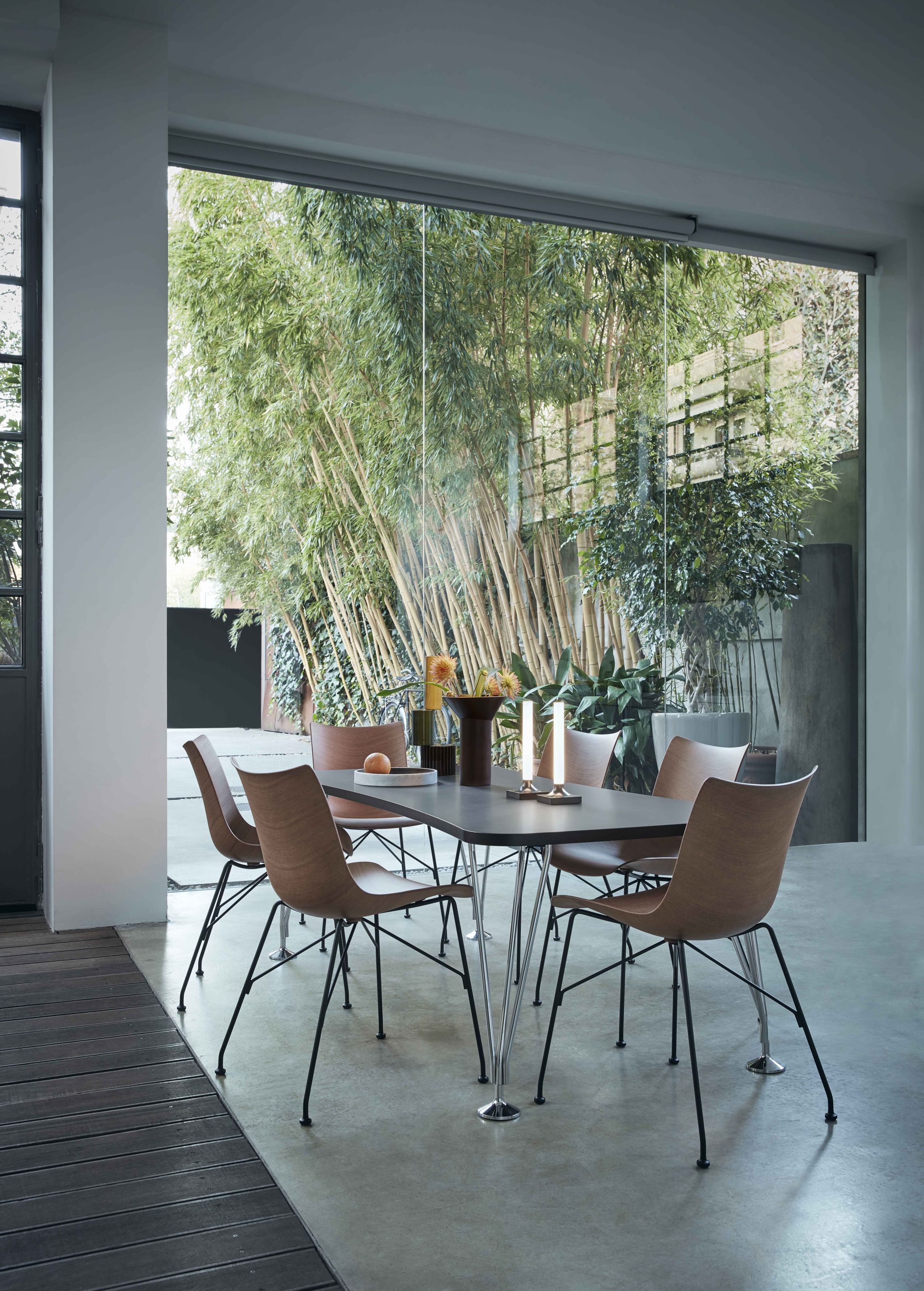 Esstisch mit Goodnight Akkuleuchte von Kartell, verchromt und poliert, sorgt für stimmungsvolle Beleuchtung.