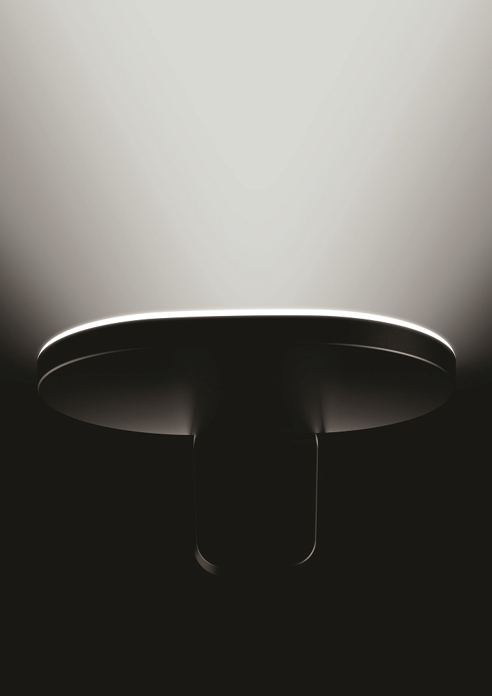 Nahaufnahme der weißen Flos Oplight W1 Wandleuchte mit indirekter Beleuchtung.