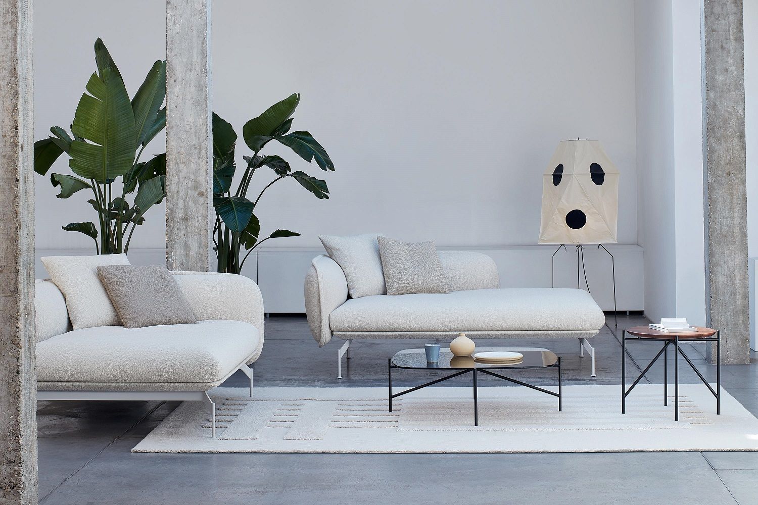 Helles Wohnzimmer mit Prostoria Echo Sofa, modulare Couch und Beistelltischen.