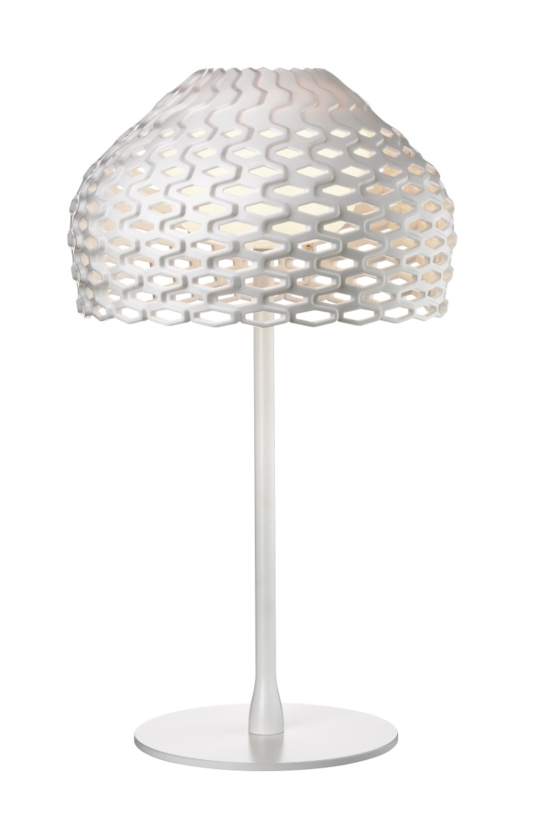 Weiße Tatou T1 Tischleuchte von Flos mit filigranem Lampenschirm und rundem Fuß für stimmungsvolle Beleuchtung.