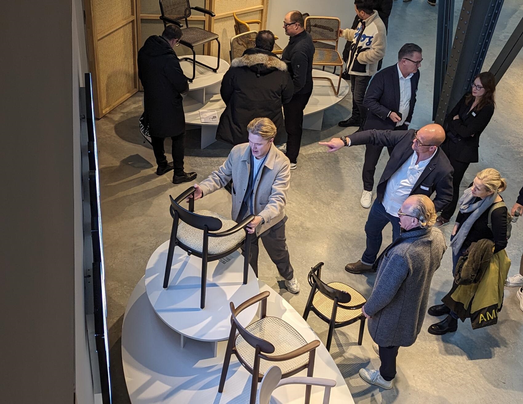 118 SPFV Holzstuhl mit Armlehnen Thonet