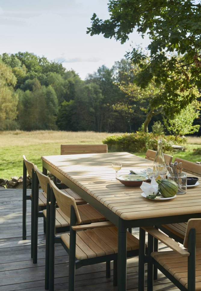 Pelagus Table von Skagerak: Outdoor Esstisch aus Teakholz mit Stühlen im Garten.