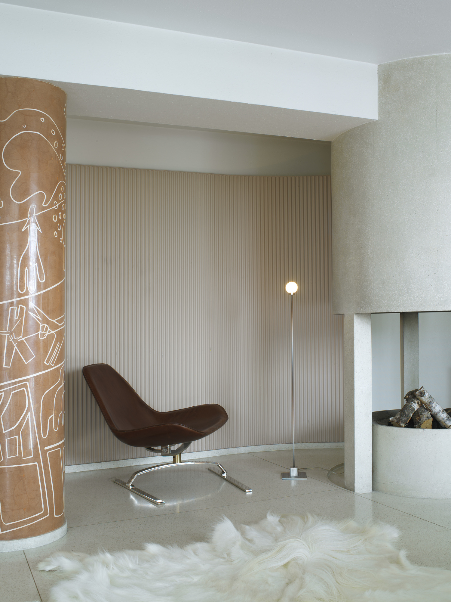 Snowball Floor LED Stehleuchte von Northern in modernem Wohnzimmer mit Sessel und Kamin.