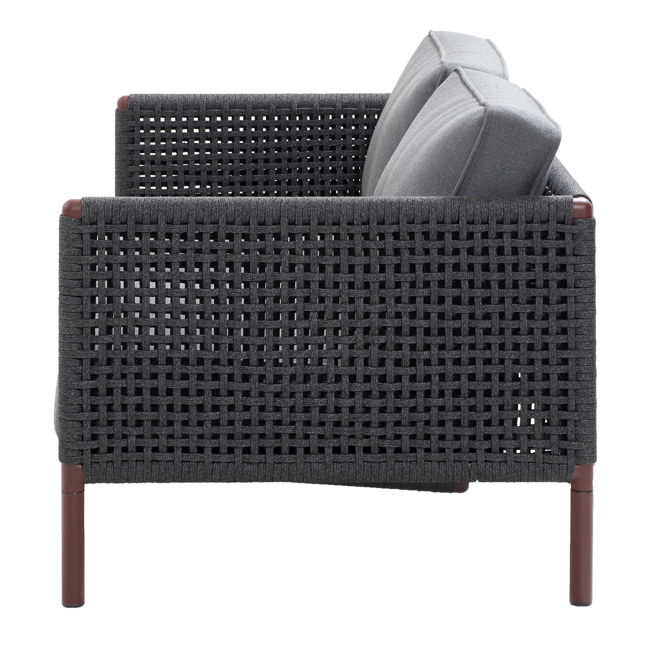 Nahaufnahme des Cane-Line Encore 2-Sitzer Sofas in Bordeaux mit grauen AirTouch Kissen.