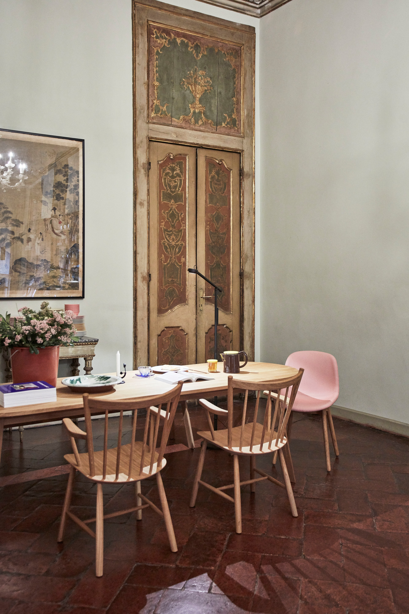 Innenaufnahme mit J42 Stühlen von Hay aus Holz an einem Esstisch. Designklassiker.