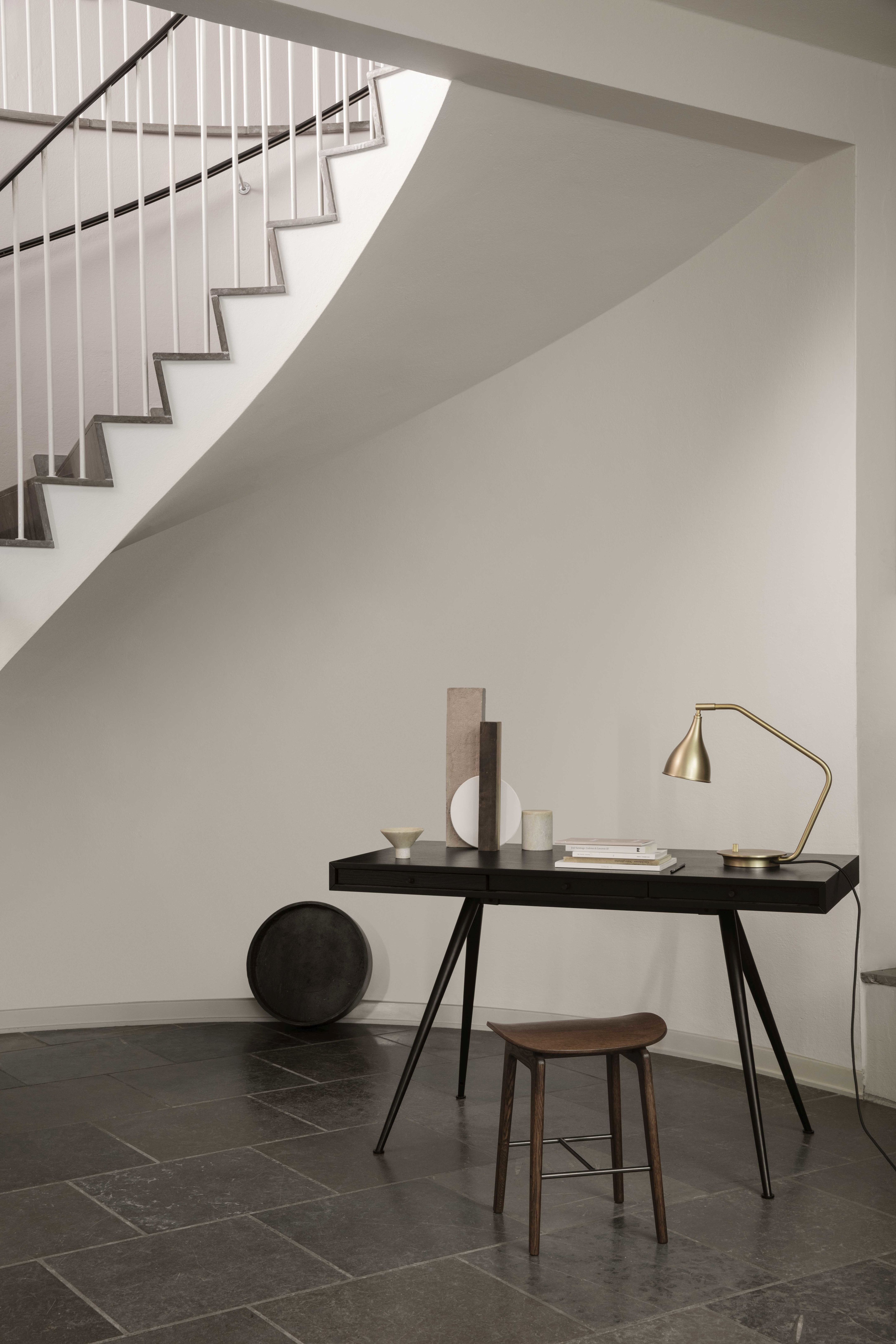 Schwarzer JFK Büroschreibtisch von Norr11 mit Standard Beinen, Lampe und Dekoration in minimalistischem Raum.