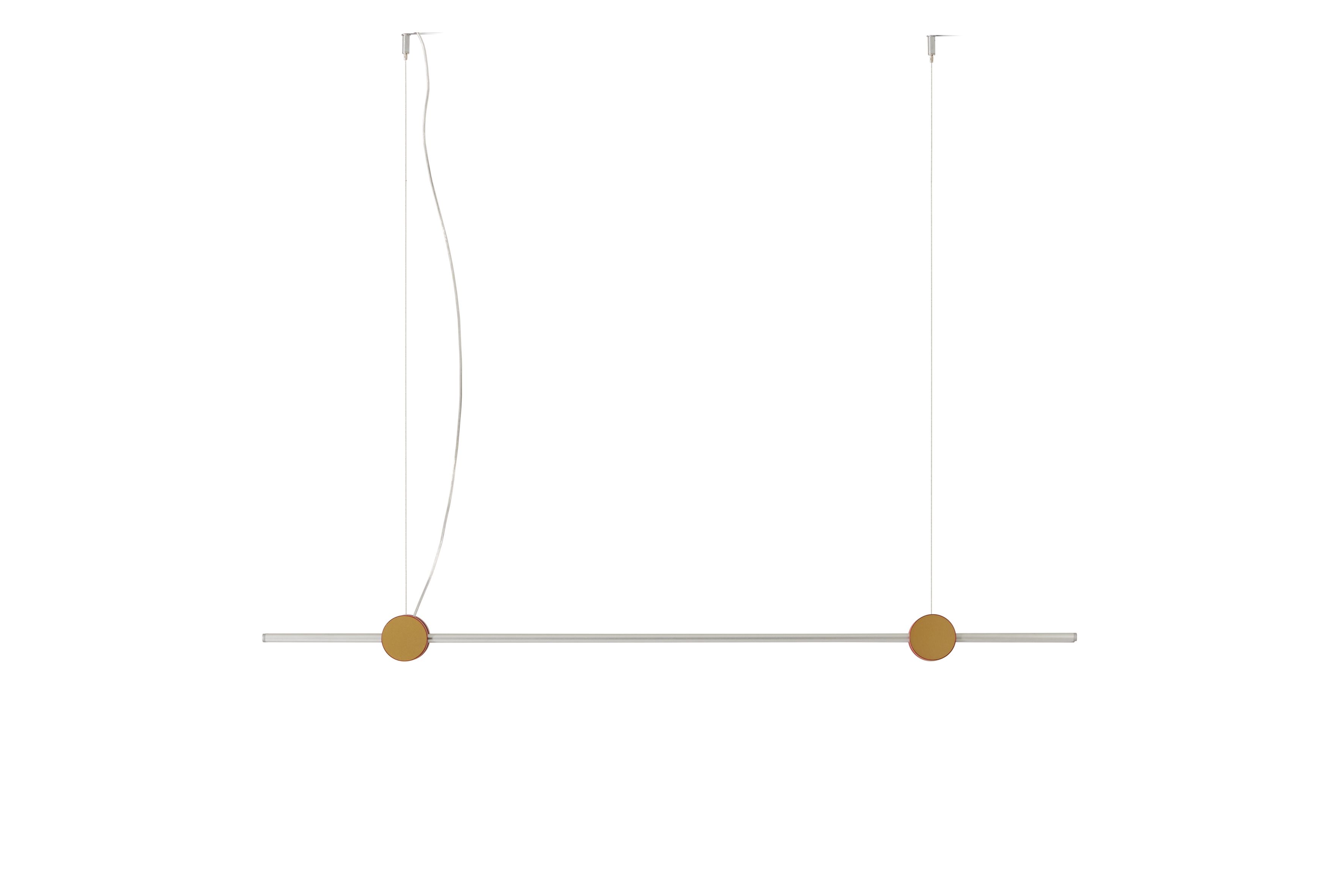 Eitie Line Hängeleuchte von Cassina, moderne Pendelleuchte mit goldenen Akzenten und minimalistischem Design.