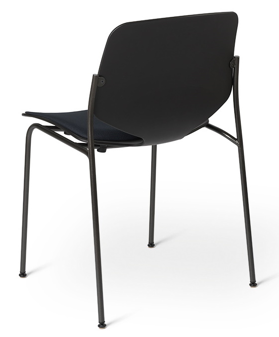 Rückansicht des schwarzen Nova Sea Stuhls von Mater mit gepolstertem Sitz und Metallgestell.