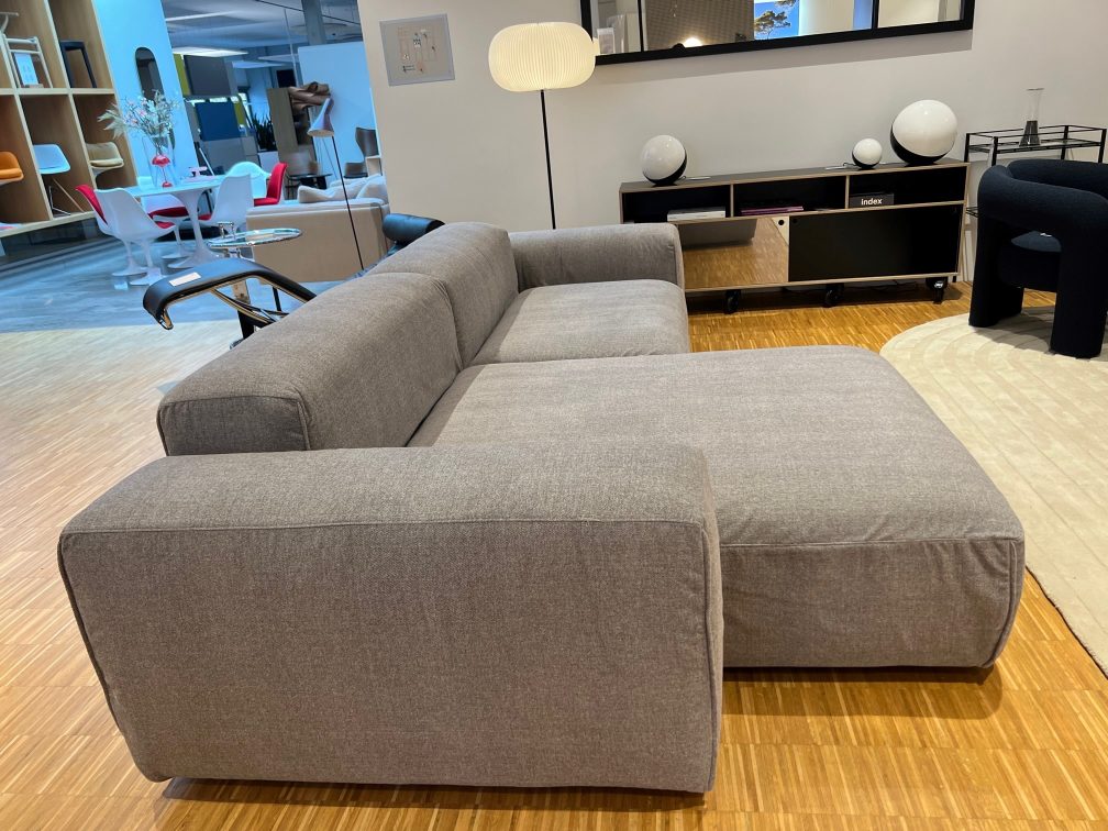 Graues Seatlife Sofa im Hausmodell Design, modernes Wohnzimmer Sofa mit Ottomane.