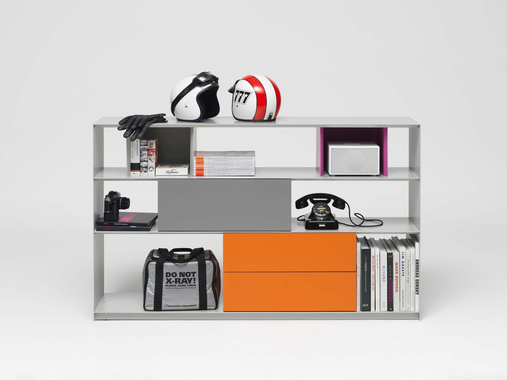 Stack Sideboard von Müller Möbelfabrikation: Modernes Regalsystem in Grau mit farbigen Fächern und Accessoires.