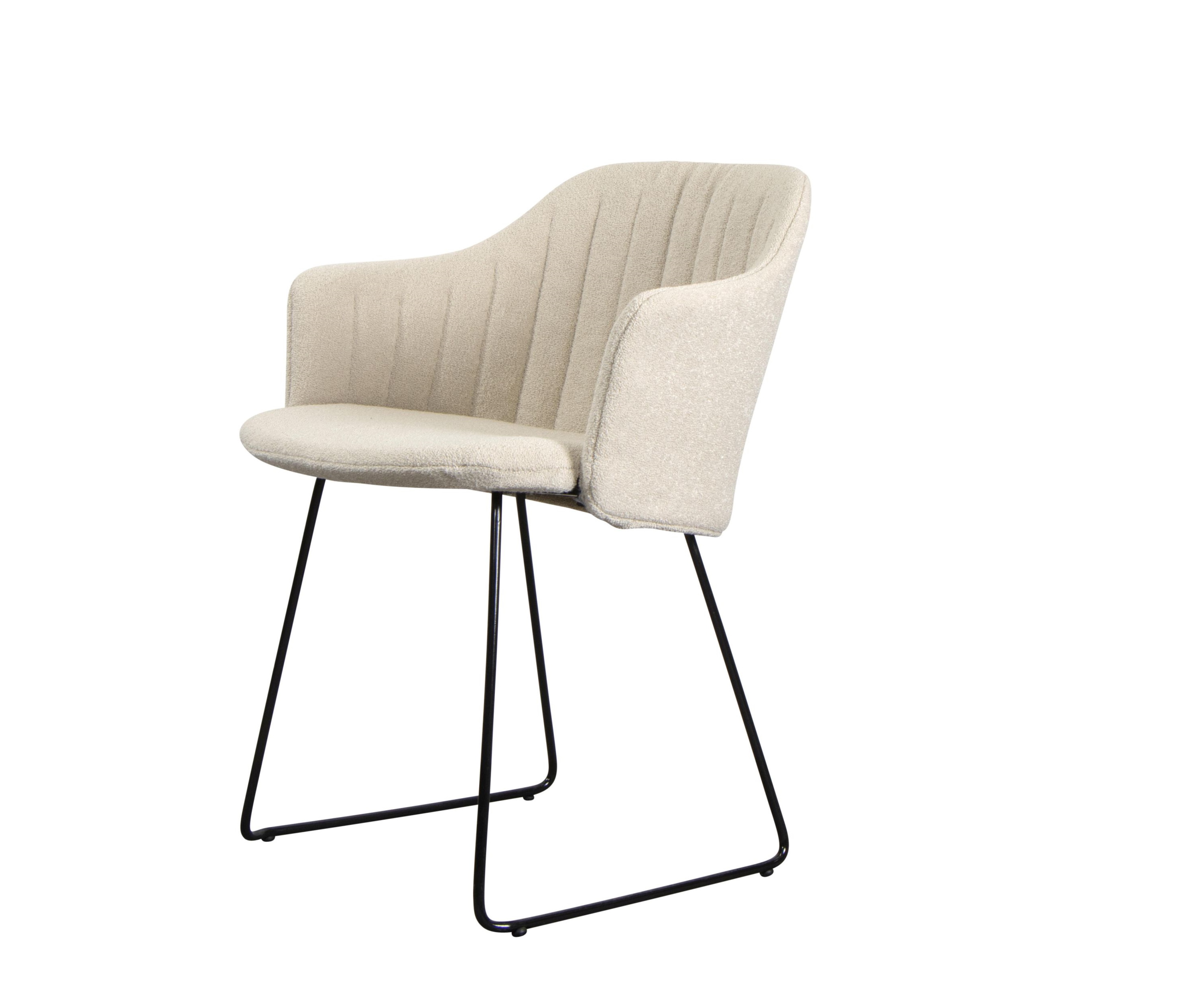 Choice Stuhl mit sandfarbenem Cane-Line Rückenbezug und schwarzem Metallgestell, modernes Möbeldesign.