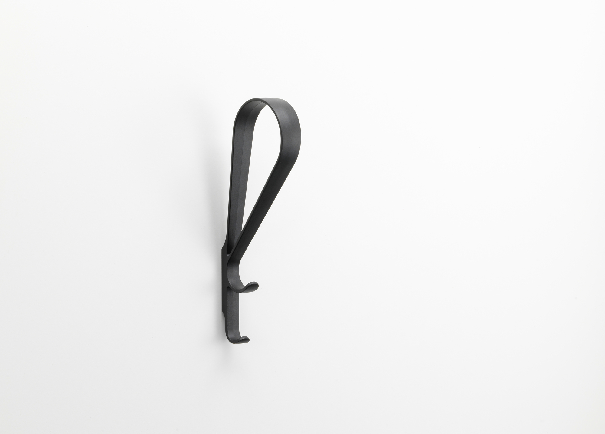 Schwarzer Tupla Wandhaken von Artek an einer weißen Wand, minimalistisches Design für Garderobe oder Küche.